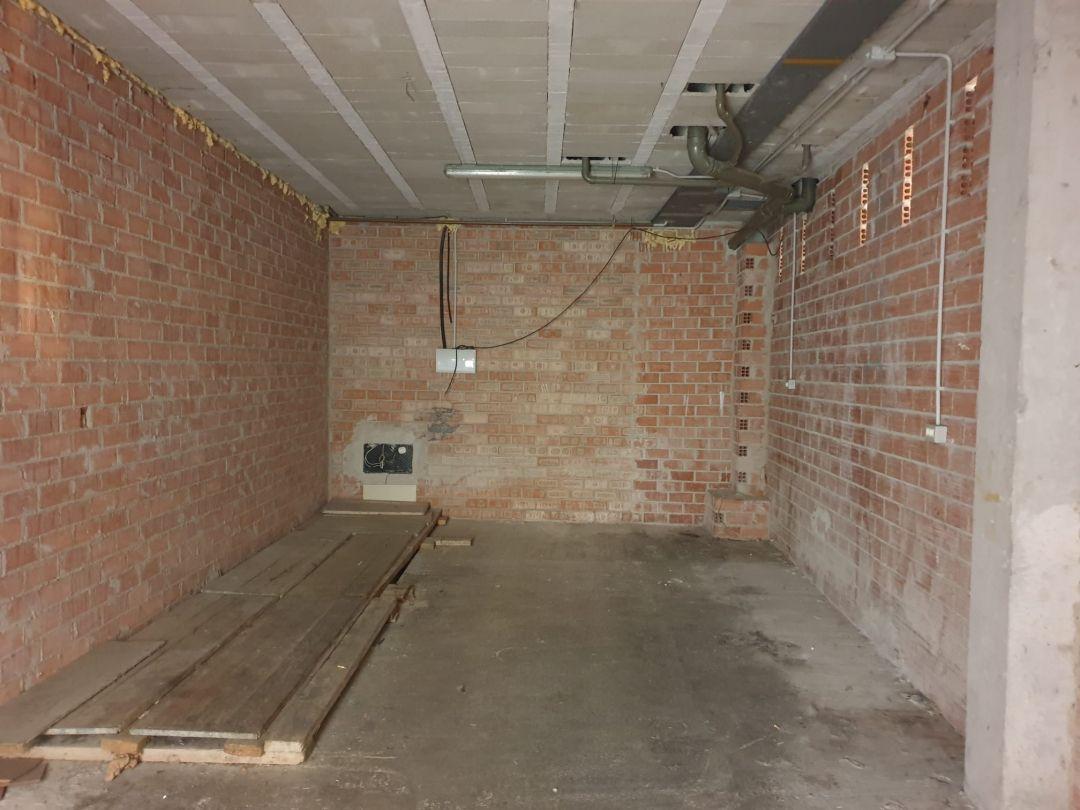 Local comercial de obra, esquinero con sótano