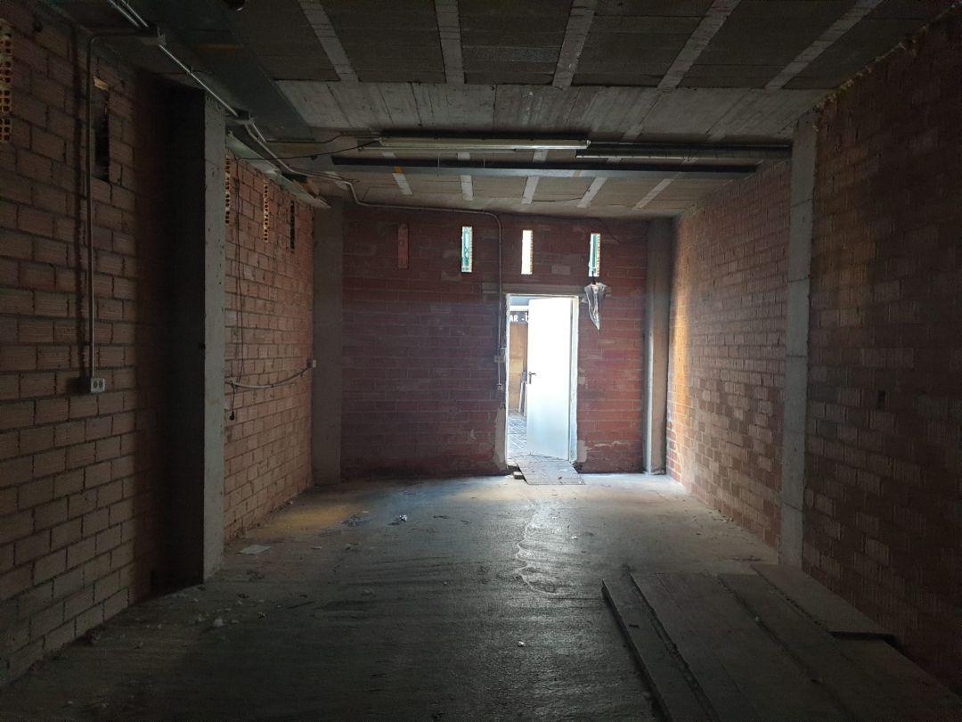 Local comercial de obra, esquinero con sótano · Fotografía 2