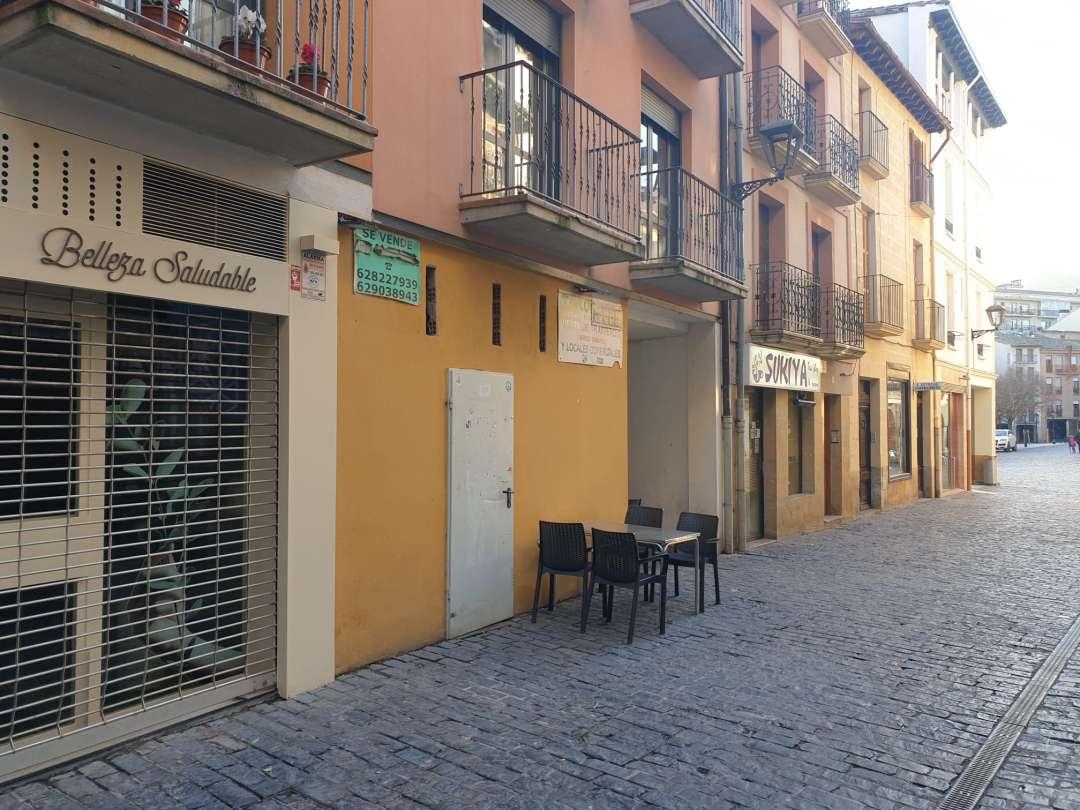 Local comercial de obra, esquinero con sótano · Fotografía 4